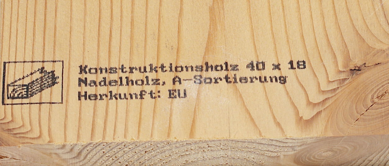 Beschriftetes Konstruktionsholz aus Nadelholz.